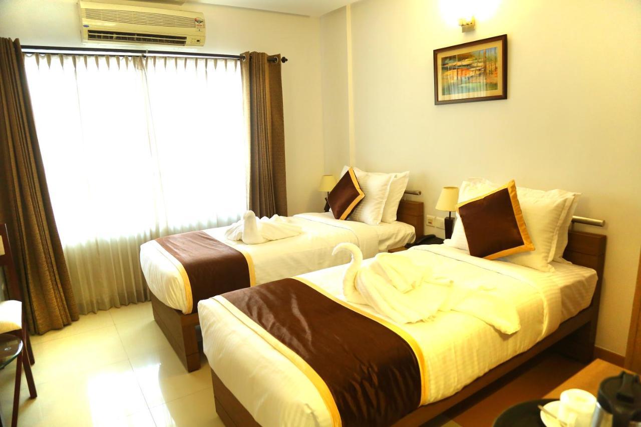 Hotel De Grand Kozhikode Esterno foto