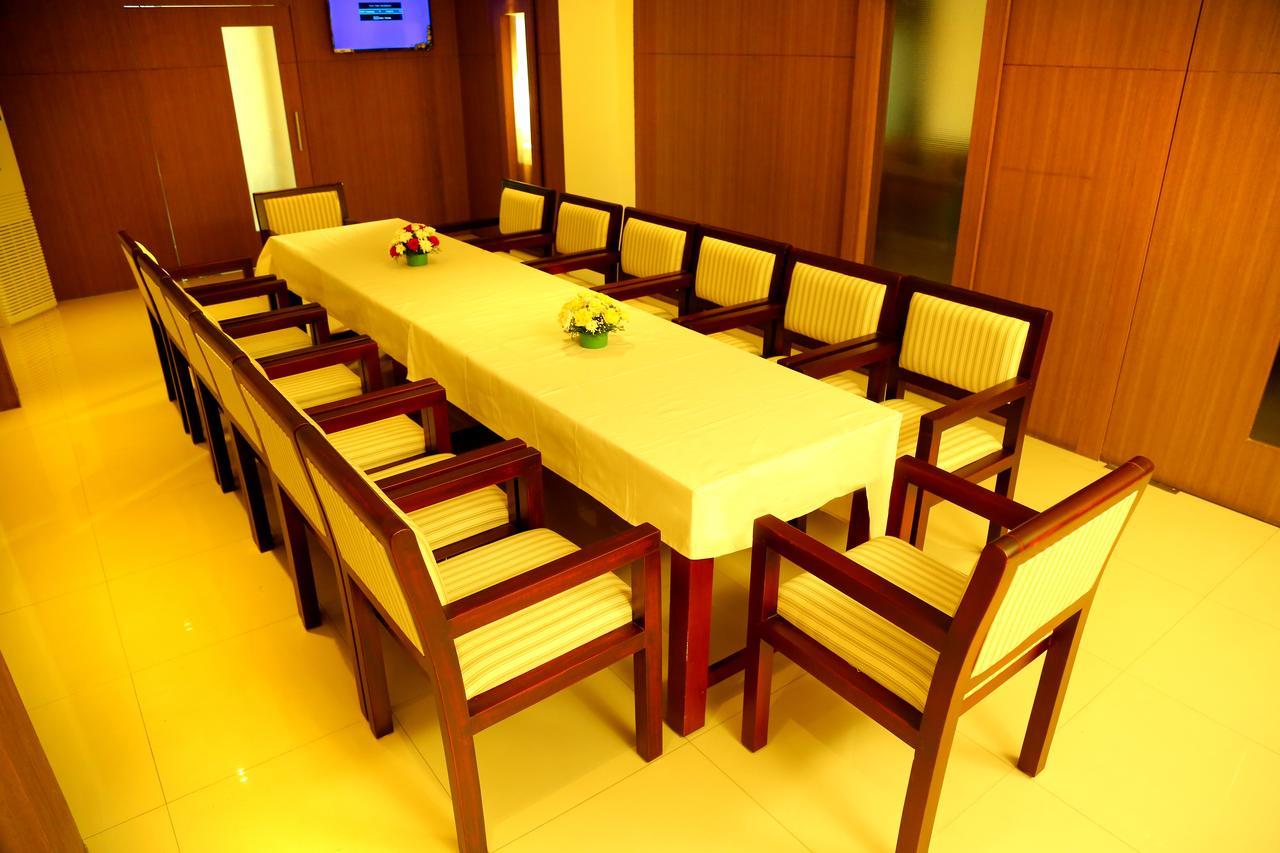 Hotel De Grand Kozhikode Esterno foto